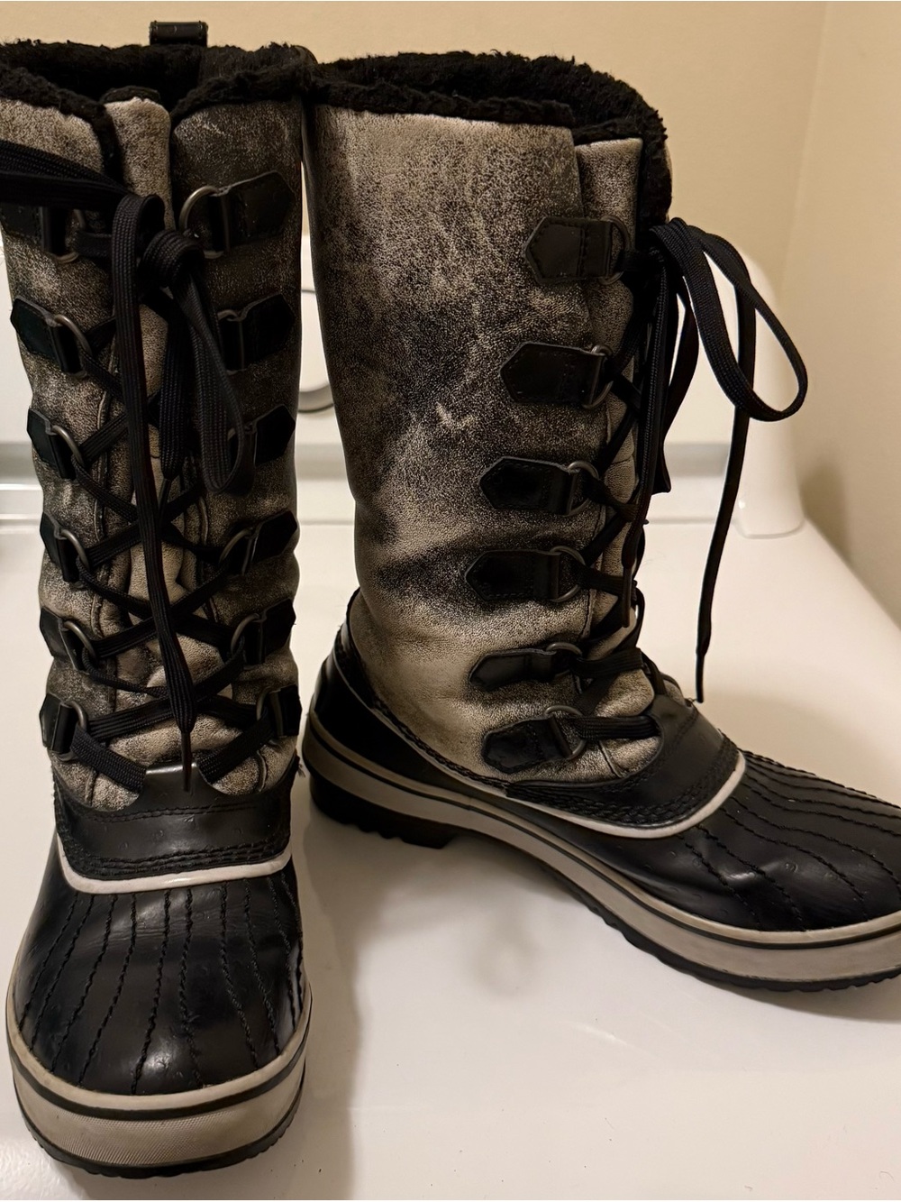 Sorel Tivoli high Women’s Black and Gray Lace-Up Winter Boots